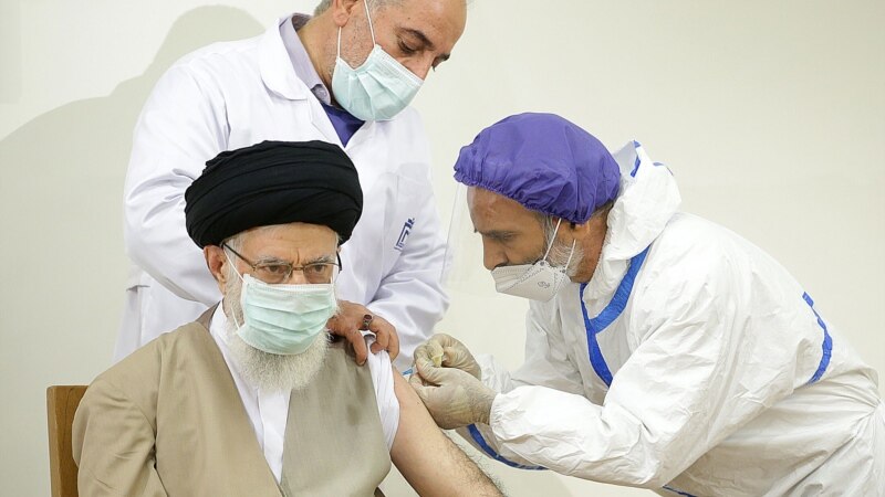 Аятолла Али Хаменеи привился иранской вакциной