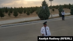 Berdimuhamedowlaryň maşgala agzalarynyň Awaza gelmegi bilen bagly, sebitiň köçelerinde howpsuzlyk işgärleriniň sany göz-görtele köpeldi. (Illýustrasiýa suraty)