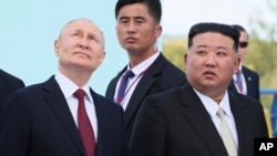 Președintele rus Vladimir Putin și liderul nord-coreean Kim Jong Un examinează o rampă de lansare a rachetelor Soyuz, la cosmodromul Vostohnîi, în afara orașului Țiolkovski, în Estul Îndepărtat al Rusiei, pe 13 septembrie 2023.