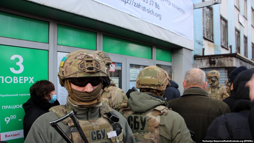Украинанын мамлекеттик коопсуздук кызматынын өкүлдөрү “Мотор Сич” компаниясынын кеңсесинде. Запорожье. 2021-жылдын 31-январы.