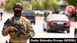 Član Specijalne antiterorističke jedinice MUP-a RS na ulicama Istočnog Sarajeva, april 2025.
