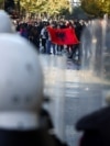 Demonstruesit shfaqin një flamur shqiptar para policëve të pajisur me mjete kundër trazirave, gjatë një proteste antiqeveritare nga studentët në Tiranë, Shqipëri, më 16 tetor 2026.