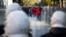 Demonstranti nose albansku zastavu ispred policijskog kordona tokom antivladinog protesta studenata u Tirani, Albanija, 16. oktobar 2026. 