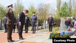 Посол України в Чехії Євген Перебийніс покладає квіти до пам'ятника воїнам Червоної Армії на Ольшанському кладовищі.  8 травня 2021 року