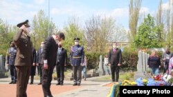 Посол України в Чехії Євген Перебийніс покладає квіти до пам'ятника воїнам Червоної Армії на Ольшанському кладовищі.  8 травня 2021 року