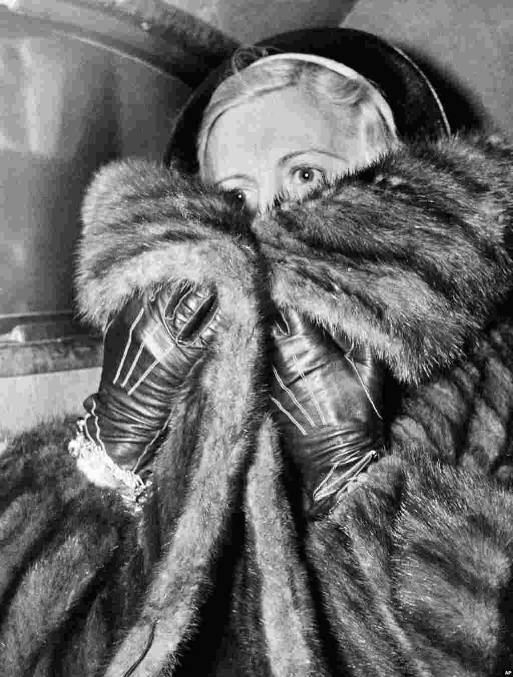 Mae Capone, Al Capone felesége látogatja meg a gengsztert az Alcatraz kórházában, 1936. március 1-jén, ahol a börtönévei alatt szifilisszel kezelték