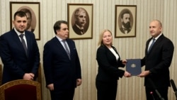 Надежда Йорданов от "Демократична България" връща на президента Румен Радев втория проучвателен мандат за правителство пред погледа на лидера на "Продължаваме промяната" Асен Весилев и колегата им от парламентарната група на ПП-ДБ Йордан ИВанов, 14 януари 2025 г.