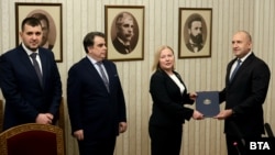 Надежда Йорданов от "Демократична България" връща на президента Румен Радев втория проучвателен мандат за правителство пред погледа на лидера на "Продължаваме промяната" Асен Весилев и колегата им от парламентарната група на ПП-ДБ Йордан ИВанов, 14 януари 2025 г.