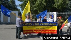 Veterani ai războiului de pe Nistru într-o acțiune pro-NATO în fața ministerului apărării de la Chișinău (fotografie nedatată).