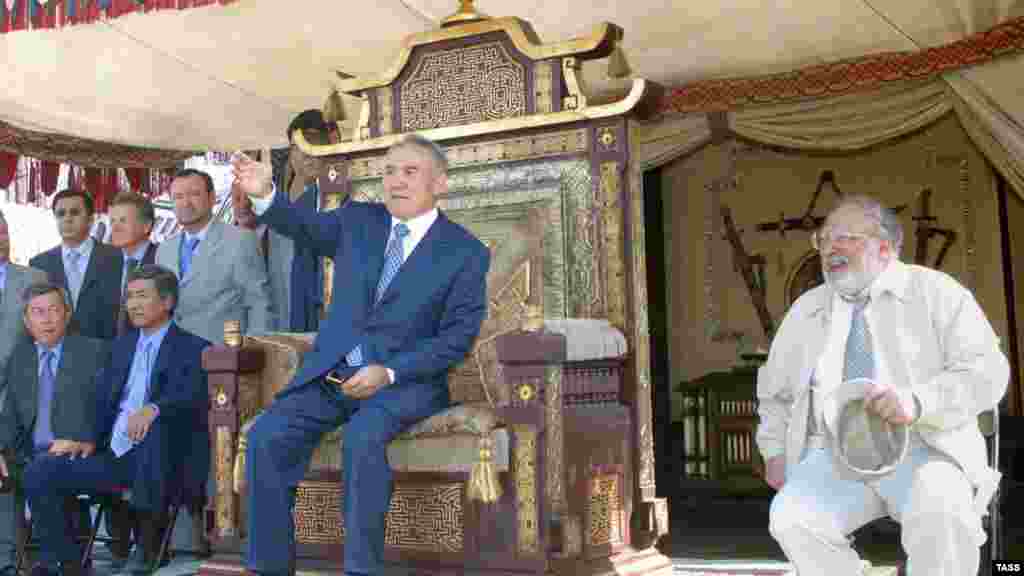 Azərbaycanlı kinorejissor Rüstəm İbrahimbəyovun (şəkildəsağda) ssenarisi ilə "Köçəri" filminin çəkilişində Nazarbayev şah taxtında əyləşib. &nbsp;