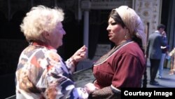 Rejissor Cənnət Səlimova (solda) və Afaq Bəşirqızı