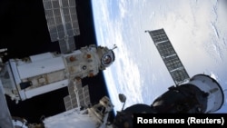 A Nauka többcélú laboratóriumi modul a Nemzetközi Űrállomáshoz (ISS) dokkolva a Szojuz MS–18 űrhajó mellett 2021. július 29-én