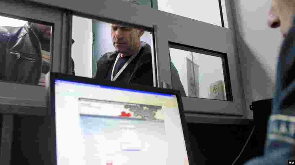 МАКЕДОНИЈА - Истражувањето Процедурите на вработување во администрацијата на централно и локално ниво по изборите на Платформата на граѓански организации за борба против корупција, покажува дека вкупно 86 отсто од вработувањата во институциите пред изборите се службеници, додека 94 проценти од вработувањата по изборите се директори. Истражувањето покажува и дека пред избори се вработуваат службеници, а по избори се вработуваат директори.