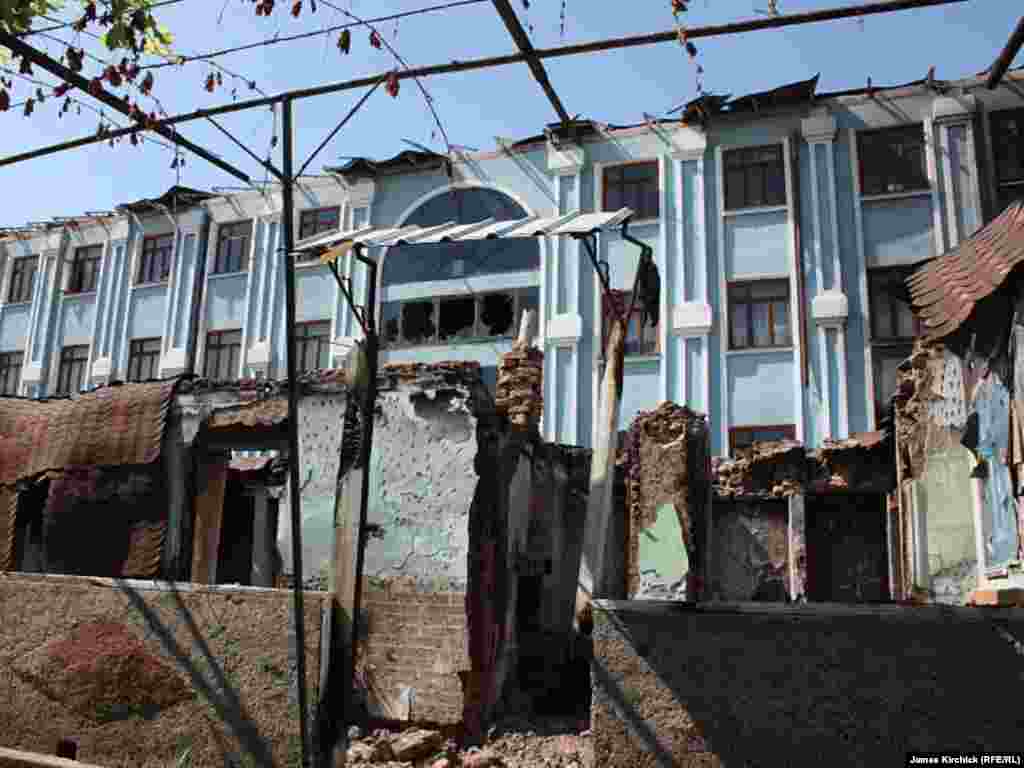 Жалолободдаги Халқлар дўстлиги университети биноси.