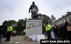 Statuia lui Winston Churchill vandalizată, în centrul Londrei, 7 iunie 2020