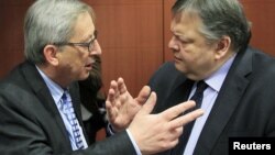 Брюссель: прем’єр-міністр Люксембургу Жан-Клод Юнкер розмовляє з міністром фінансів Греції Евангелосом Венізелосом, 9 лютого 2012 року