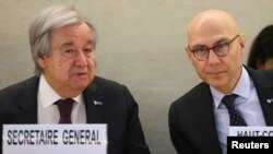 Secretarul general al ONU, Antonio Guterres (stânga) și Volker Turk, șeful ONU pentru drepturile omului, participă la ultima sesiune a Consiliului ONU pentru Drepturile Omului, la Geneva, la 27 februarie.