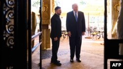 ABŞ prezidenti Donald Tramp Ukrayna prezidenti Volodimir Zelenskini Palm-Biçdə salamlayır. Arxiv fotosu