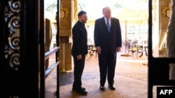 ABŞ prezidenti Donald Tramp Ukrayna prezidenti Volodimir Zelenskini Palm-Biçdə salamlayır. Arxiv fotosu