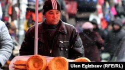 Продавец хлеба на рынке Бишкека