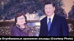 Роза Отунбаева на встрече с лидером Китая Си Цзиньпинем. 1 декабря 2017 года.