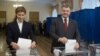 Президент Петр Порошенко и его жена Мария голосуют на выборах. Украина. 25 октября 2015 года