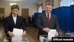 Президент Петр Порошенко и его жена Мария голосуют на выборах. Украина. 25 октября 2015 года