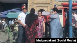 Рейд против «чуждой» одежды в Пенджикенте. Офис правящей Народно-демократической партии в Пенджикенте опубликовал это фото 4 августа