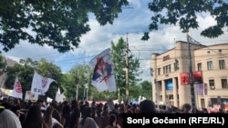 Zastava "Kosovo, nema predaje" ispred Pravnog fakulteta