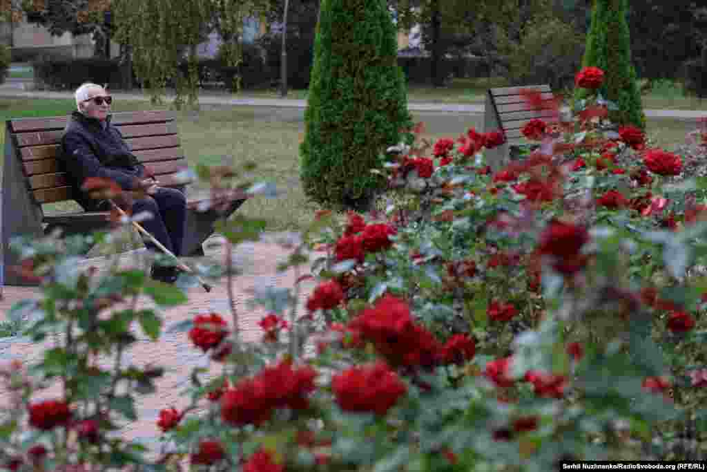 Літній чоловік відпочиває у сквері на проспекті Миру