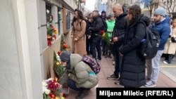 Građani Beorgada u miru pale sveće u pomen žrtvama požara u Kočanima, 18. mart 2025.