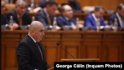 „De multe ori, de la această tribună, a fost prezentat un buget cu venituri supraestimate și cu ținte irealizabile. Astăzi, guvernul vine în fața dumneavoastră cu un buget, care reflectă posibilitățile adevărate ale țării”, a spus premierul Ilie Bolojan în fața plenului reunit.