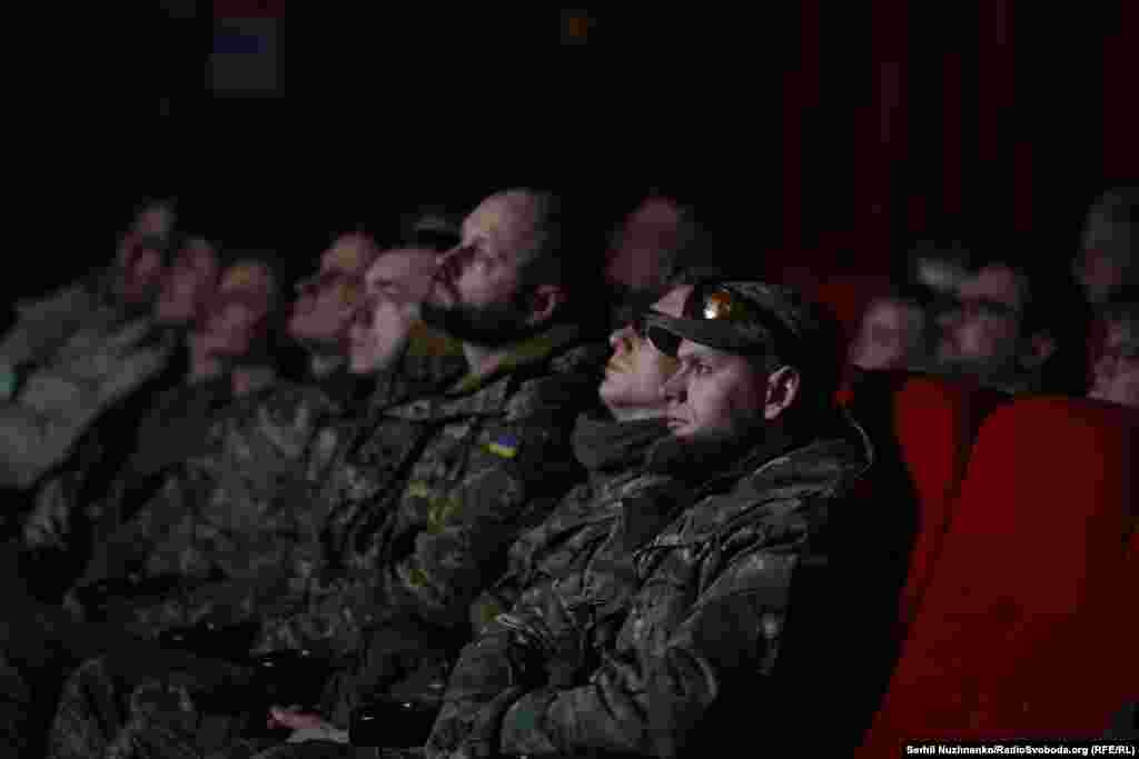 Керівник Асоціації дослідників військово-історичної спадщини «Плацдарм» та один із героїв фільму Олексій Юков (праворуч) під час показу стрічки