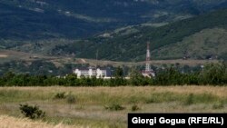 სოფელ ბერშუეთიდან მოჩანს რუსეთის საოუკპაციო ძალების ბაზა