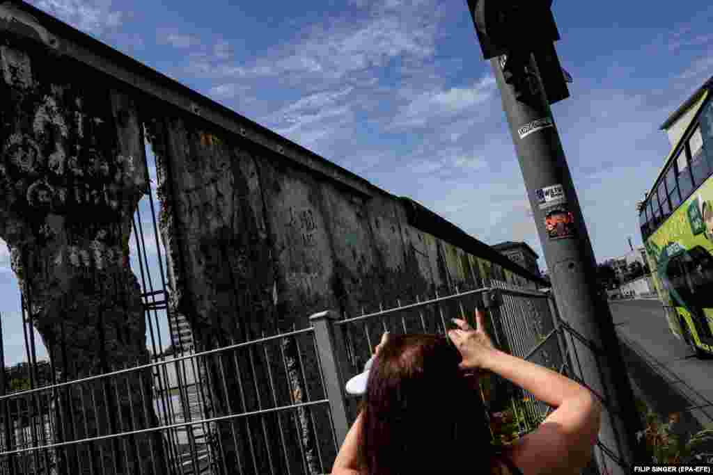 Një vizitore duke fotografuar një pjesë të mbetur të Murit të Berlinit, në vendin përkujtimor &quot;Topografia e terrorit&quot;, në kryeqytetin e Gjermanisë. (12 gusht)