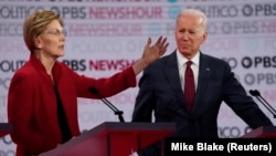 Senatoarea Elizabeth Warren și fostul vice-președinte Joe Biden într-o dezbatere din cadrul preliminariilor democrate pentru alegerile prezidențiale din noiembrie 2020.