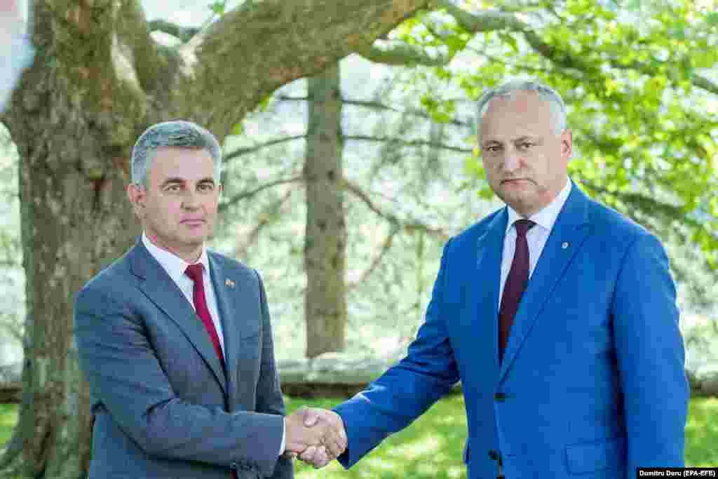 Transdniester head Krasnoselsky (left) met with Moldovan President Igor Dodon at his official residence in the village of Condrita on July 28. Dodon is seen as pro-Russian and has said that talks on a settlement of the frozen conflict are going in the right direction.