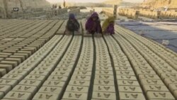 بیوزله افغان ماشومان د خښتو په بټیو کې کار کوي