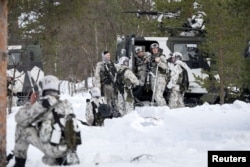 Militari ai Finlandei și Suediei, țări care au aderat la NATO ca urmare a invaziei rusești în Ucraina, se antrenează în apropiere de Hetta, Finlanda, în cadrul unui exercițiu NATO, Răspunsul Nordic (martie, 2024).