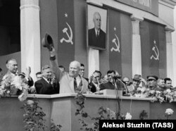 Мікіта Хрушчоў на фоне свайго партрэта ў Ташкенце, 1962