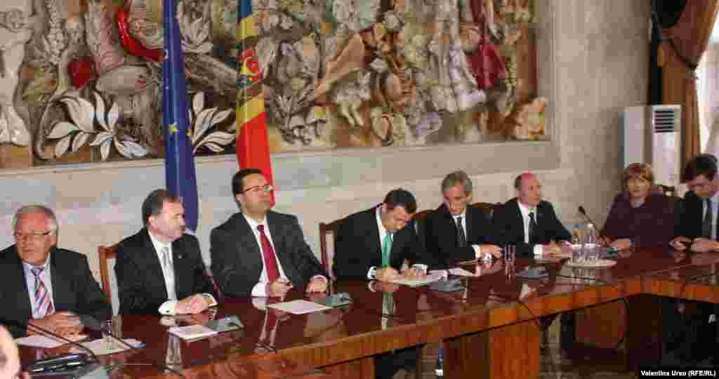 Imagini de la semnarea noului acord de guvernare...