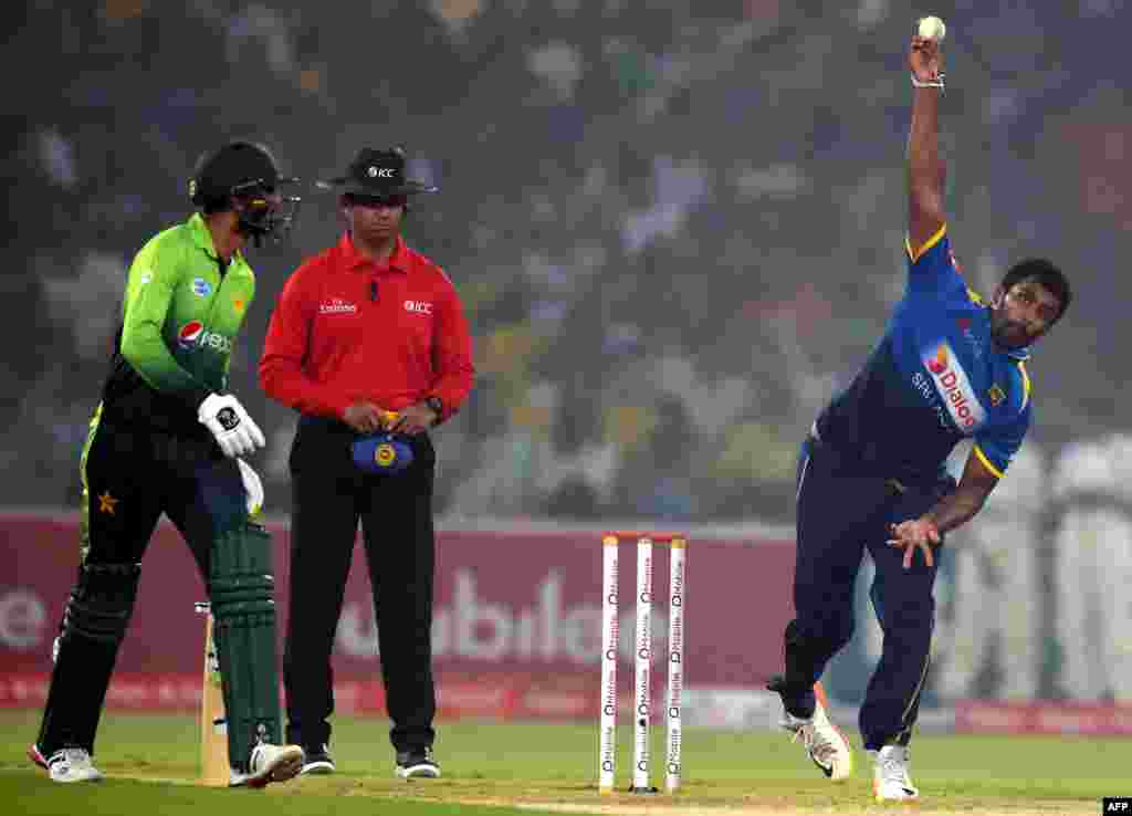 د سريلانا تېسارا پرېرا شعېب ملک ته ګیند (توپ) اچوي