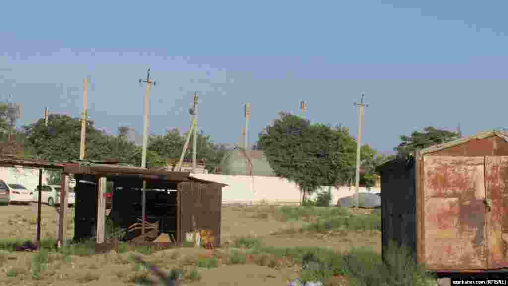 Ýa-da ýaşaýyş jaýlarynyň arasyndaky we deňziň kenarýaka meýdançalaryndaky ulanyşdan galan garažlaryň galyndylarynyň hem wagtynda arassalanmaýandygyny görse bolýar.