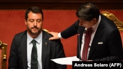 Прэм’ер-міністар Італіі Джузэпэ Контэ (справа) і віцэ-прэм’ер і міністар унутраных справаў Матэа Сальвіні ў сэнаце Італіі 20 жніўня 2019 году