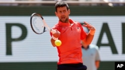 Novak Đoković igra u prvom kolu teniskog turnira French Open u Parizu 29. maja 2023.