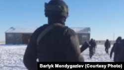 Полицейские, прибывшие с обыском в дом брата активиста Барлыка Мендыгазиева. Скриншот видео, снятого родственниками Мендыгазиева. Западно-Казахстанская область, 21 декабря 2020 года.