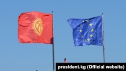 Флаги Кыргызстана и ЕС.