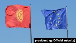 Кыргызстандын жана Европа биримдигинин желектери. Сүрөт 2019-жылы ошол кездеги президент Сооронбай Жээнбековдун Германиядагы сапары маалында тартылган.