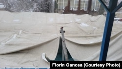 Balonul care acoperă bazinul în aer liber de la Complexul Lia Manoliu din București s-a rupt în noaptea de 17 spre 18 februarie 2026, sub greutatea zăpezii.