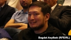 Блогер Бейбит Алибеков на слушаниях по проекту строительства горного курорта в Кок-Жайлау. 26 мая 2026 года